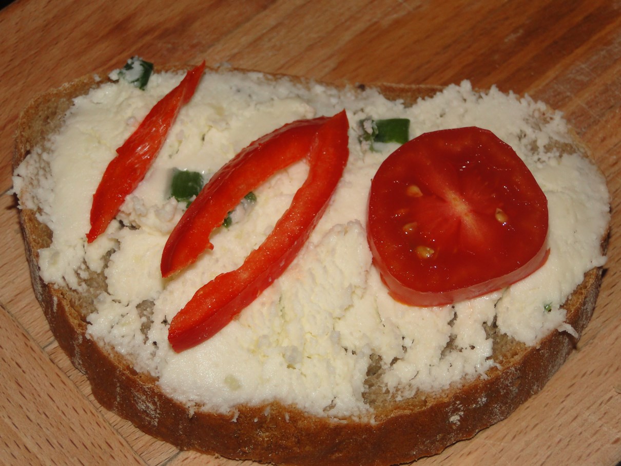 Klasická nátierka z bryndze a masla MňamRecepty.eu