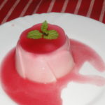 panna cotta s ovocnou omáčkou