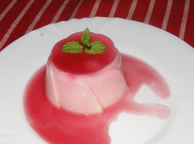 panna cotta s ovocnou omáčkou