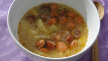 polievka s párkami a zemiakmi