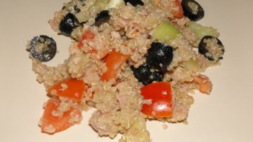 quinoa šalát s tuniakom a olivami