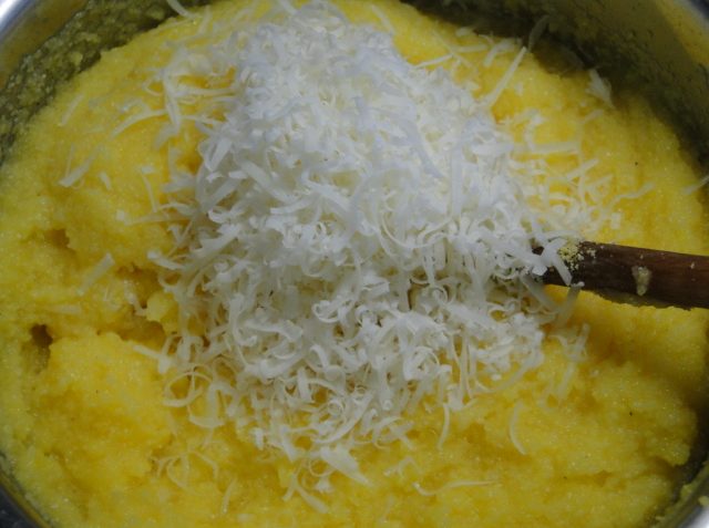 kukuričná polenta s parmezánom