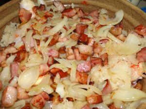 mäso na slaninke s cibuľkou a kyslou smotanou