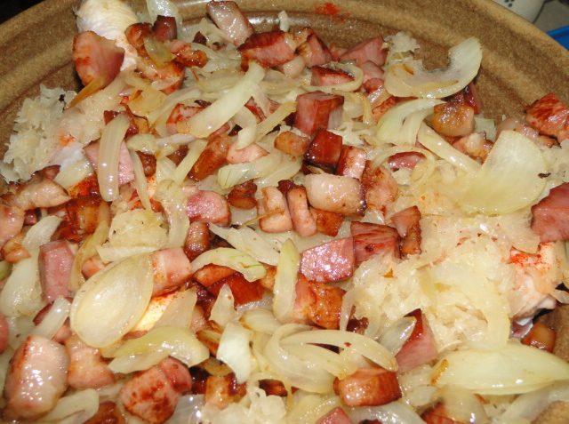 mäso na slaninke s cibuľkou a kyslou smotanou