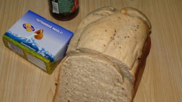 zdravý chlieb s chia semienkami